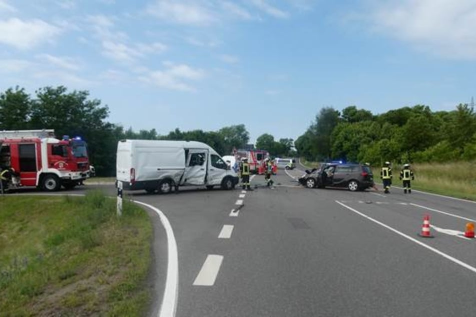 Bei dem Unfall auf der B188 wurden der Transporterfahrer (40) sowie die Opelfahrerin (41) verletzt.