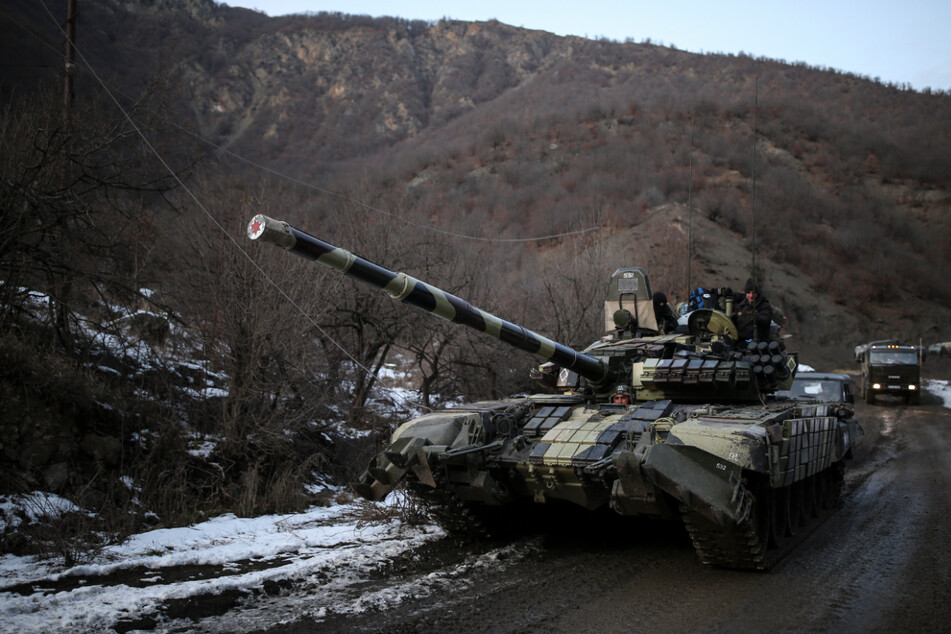 Ein aserbaidschanischer Panzer rollt im Dezember 2020 über eine Straße in der Region in Bergkarabach.