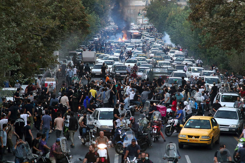 Nach dem Tod der iranischen Kurdin Jina Mahsa Amini (†21) Mitte September ist es im Iran zu Massenprotesten gegen die Regierung und das islamische Herrschaftssystem gekommen.