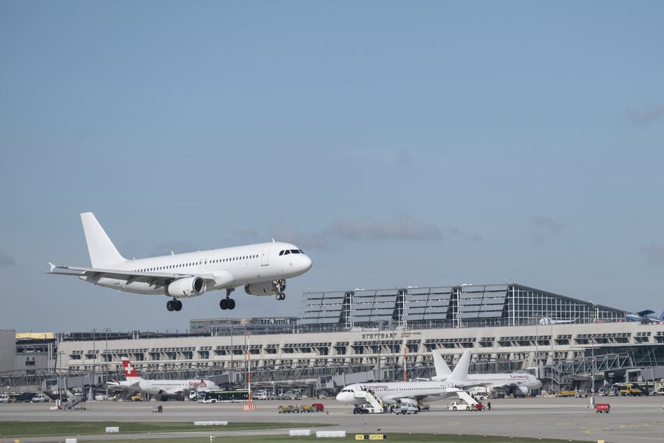 Auf dem Stuttgarter Flughafen musste ein Flugzeug wegen eines Randalierers zwischenlanden. (Symbolbild)