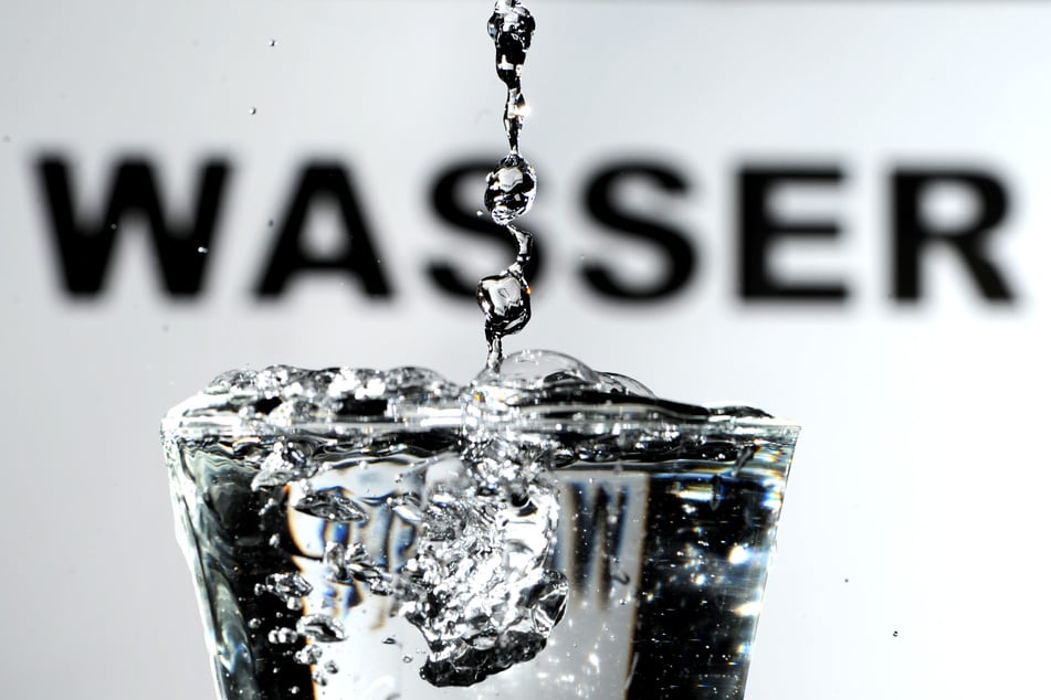 Oftmals trinken Bewohner im Pflegeheimen zu wenig. Die Mitarbeiter versuchen auf eine ausreichende Flüssigkeitsversorgung zu achten.
