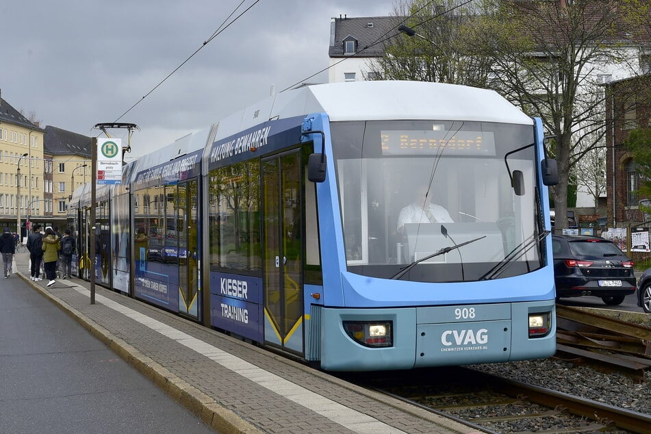 Der 41-Jährige war zunächst mit einer Straßenbahn der Linie 2 unterwegs. (Archivbild)