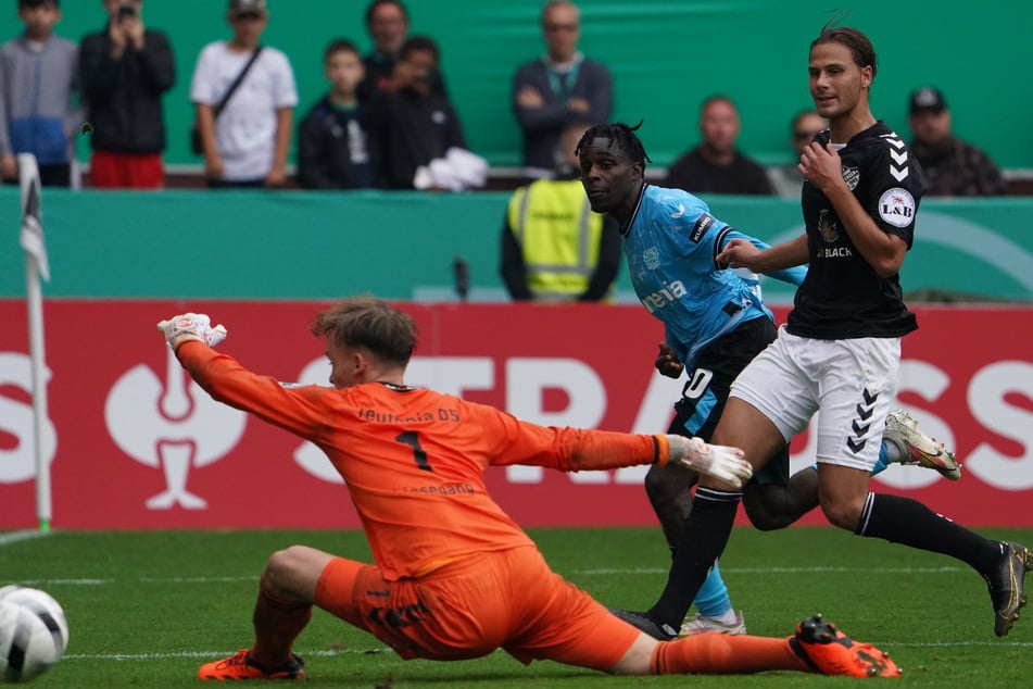 FC Teutonia 05 Ottensen, hier im DFB-Pokalspiel gegen Bayer Leverkusen, zieht sich zur kommenden Saison aus der Regionalliga zurück.