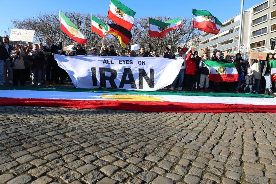 Unter dem Motto "All Eyes on Iran" haben mehrere hundert Menschen in Dresden demonstriert.