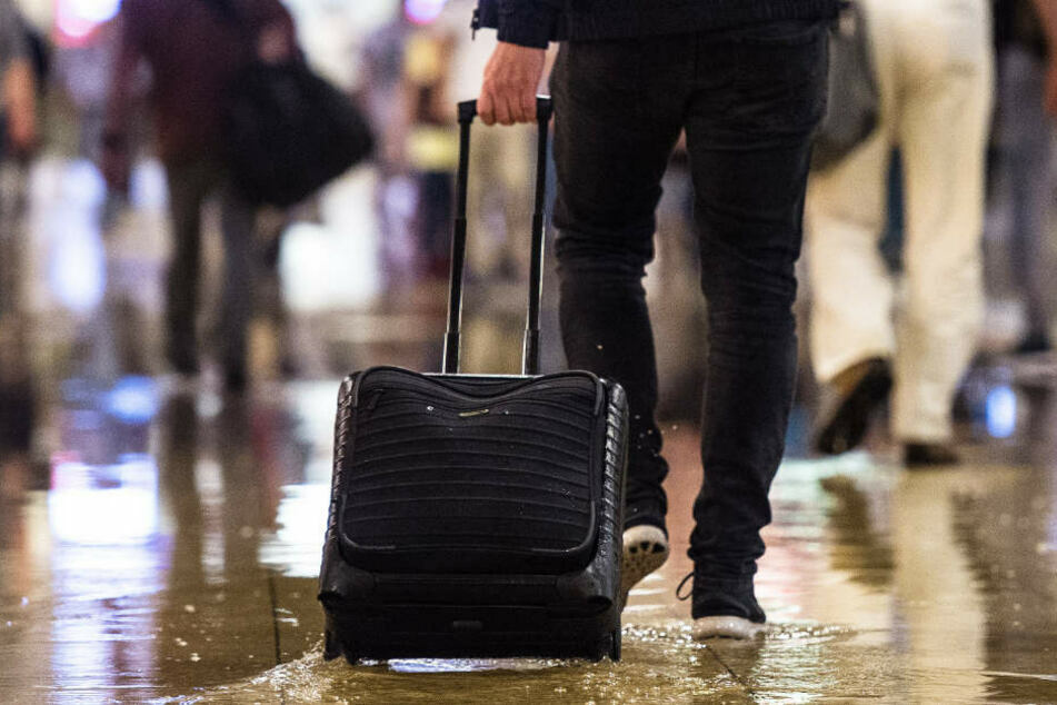 Der Mann (19) zog einen Koffer hinter sich her. Darin befand sich Diebesgut. (Symbolbild)