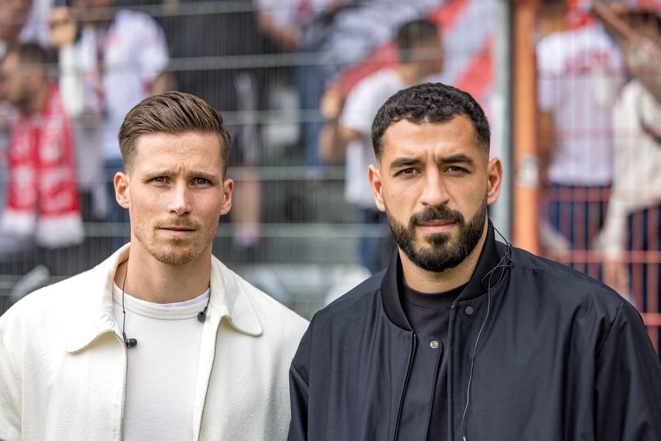 Axel Borgmann (l.) und Tolcay Cigerci müssen die Partie notgedrungen in zivil verfolgen.