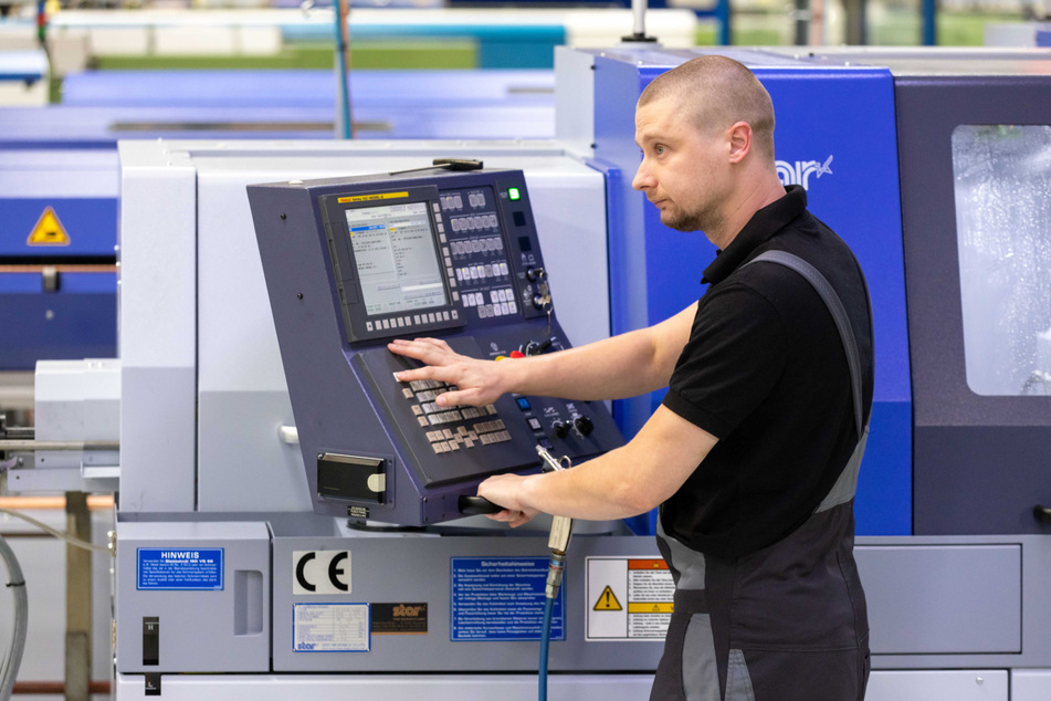 Andy Walter (34) bei der Arbeit an einem CNC-Langdrehautomaten. Er ist Teamleiter bei Feindreh.