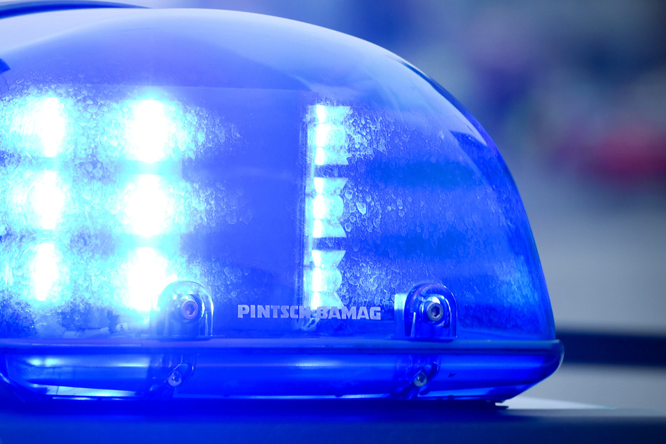Zudem fanden die Ermittler bei der Durchsuchung eine Cannabis-Zuchtanlage, Marihuana und Amphetamine. (Symbolbild)