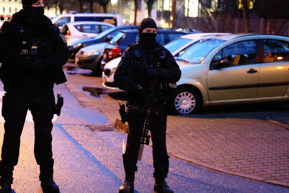 Schwer bewaffnete Beamte der LebEL-Gruppe sicherten am Dienstagmorgen den Bereich um die 16. Oberschule in Leipzig.