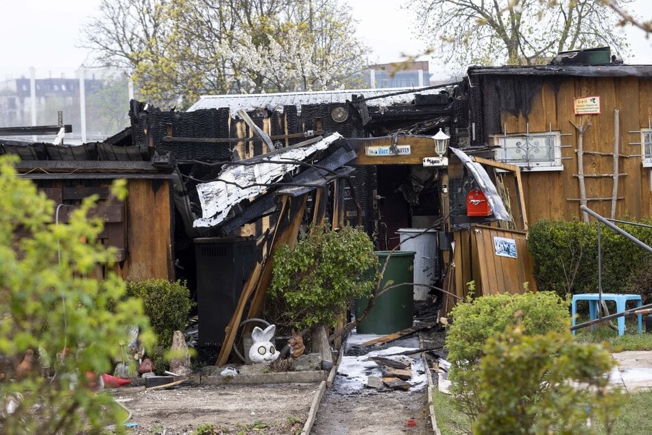 Dresden: Feuer in Kleingarten-Verein: Lauben komplett zerstört