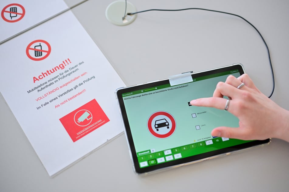 In mehr als 4200 Fällen versuchten sich Teilnehmer im vergangenen Jahr durch die Theorieprüfung zu mogeln. (Symbolbild)