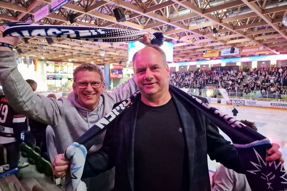 Siebtes Spiel gegen die Towerstars in Ravensburg: Dresdens OB Dirk Hilbert (53, r.) feuerte mit Jens Hewald das Team an.