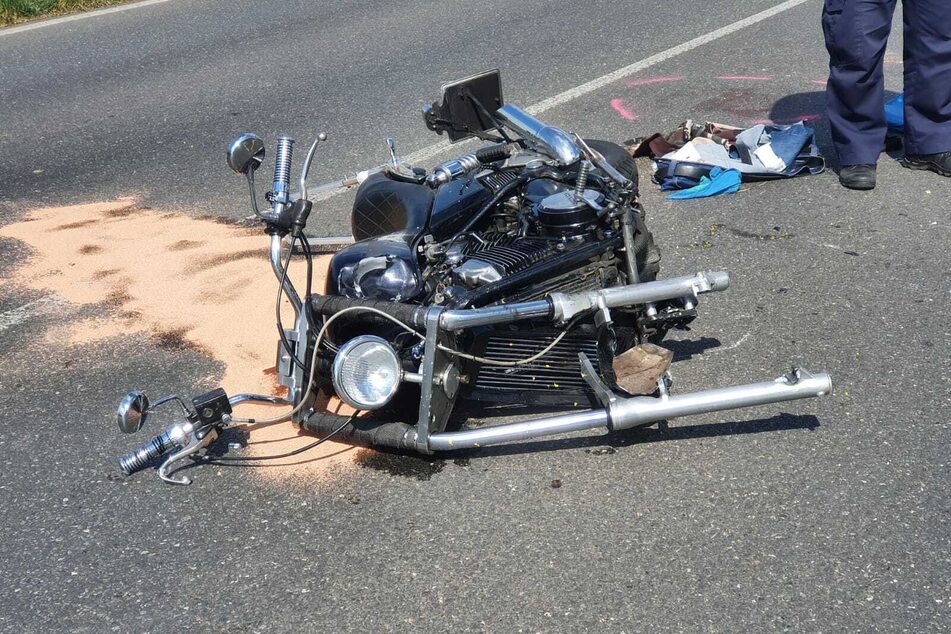 Motorräder kollidieren in Kurve: Vater, Kind und dritte Person schwer verletzt!