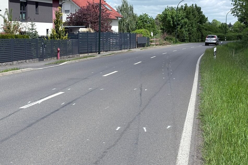 Das Unfallmanöver hatte sich über rund 200 Meter erstreckt. Der Nissan-Fahrer war zunächst von der Straße abgekommen, dann in den Zaun auf der gegenüberliegenden Seite gekracht...