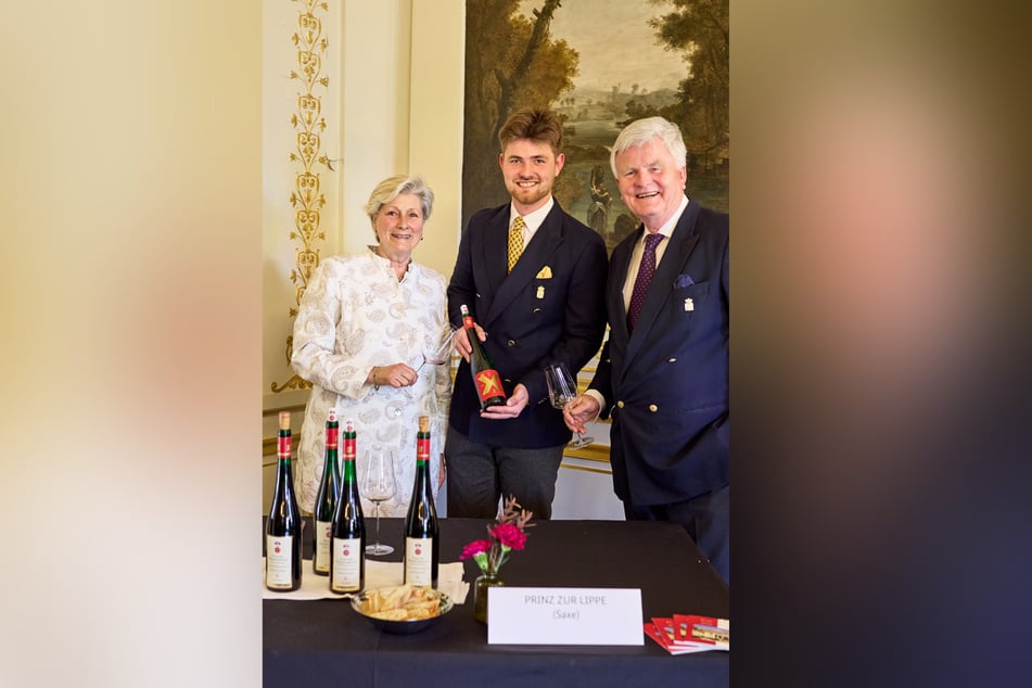 Eine Familie, deren Leidenschaft der Wein ist: Georg Prinz zur Lippe (r.) mit seiner Frau Alexandra und Sohn Moritz.