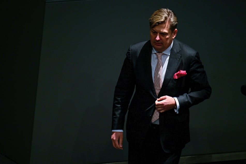 Gegen den AfD-Politiker Maximilian Krah (49) wird wegen Bestechlichkeit und Geldwäsche ermittelt.