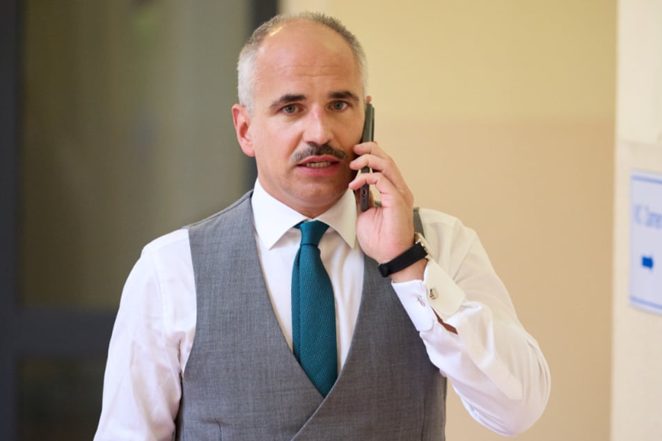 Marko Voß, der Verteidiger des Familienanwalts Dr. Andreas C., auf dem Weg zum Gerichtssaal.