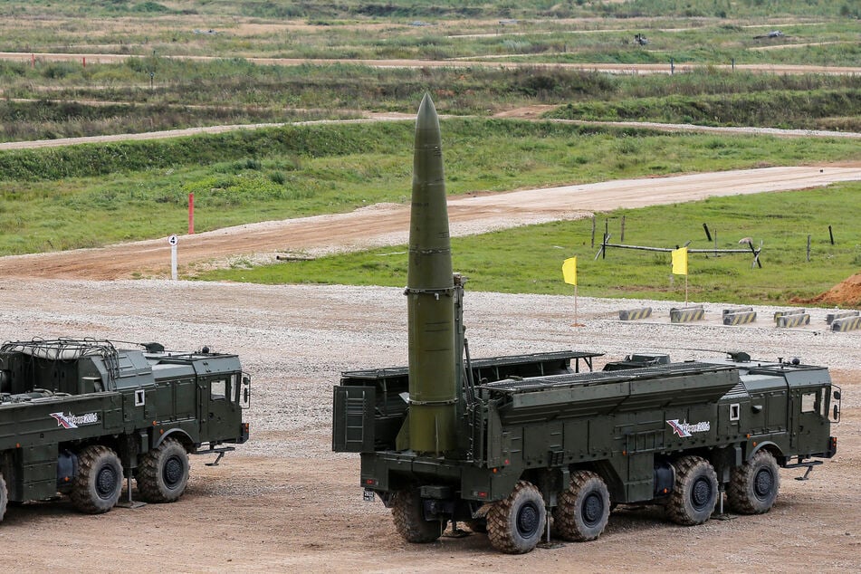 Eine "Iskander-M"-Rakete wird während einer Demonstration des Internationalen Militärtechnischen Forums "ARMY-2016" im "Patriot"-Park der russischen Streitkräfte in Kubinka auf den Abschuss vorbereitet. Russlands Präsident Putin hat die Stationierung taktischer Atomwaffen in der ehemaligen Sowjetrepublik Belarus angekündigt.