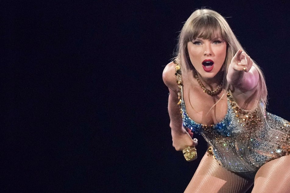 Taylor Swift debuts first full song from Reputation (Taylor's Version)!