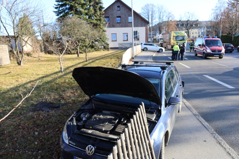 Der VW kam von der Straße ab und landete in einem Zaun.