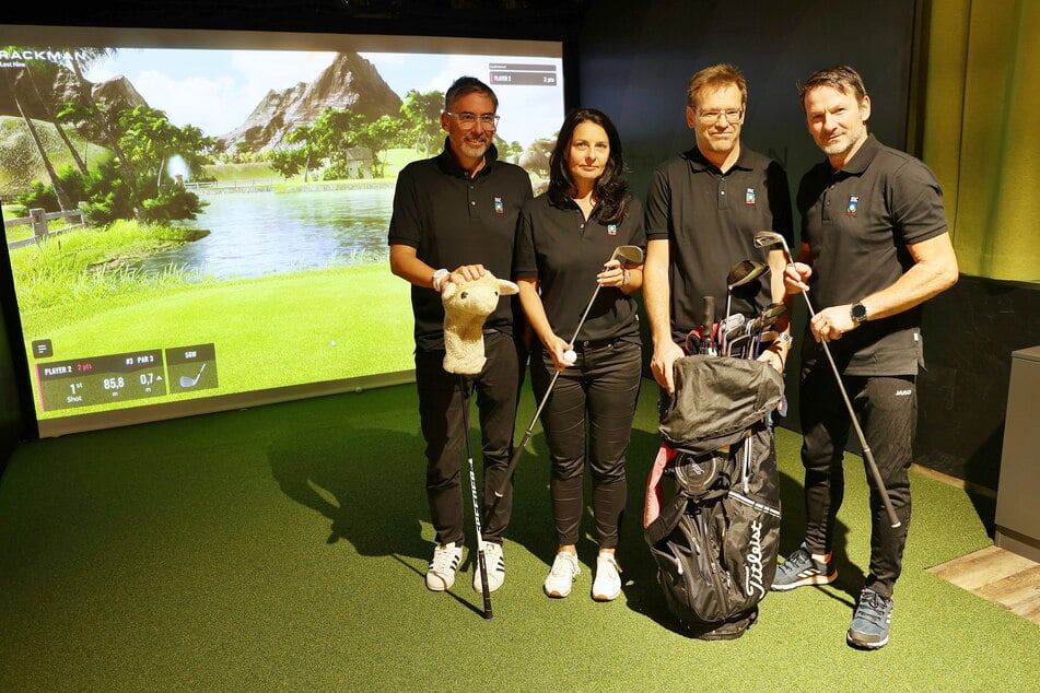 Golfen auf dem Bildschirm (v.l.): Lars Decker, Marion Dietrich, Geschäftsführer Uwe Hildebrand und Torsten Bittermann freuen sich auf Kunden im Sportforum.