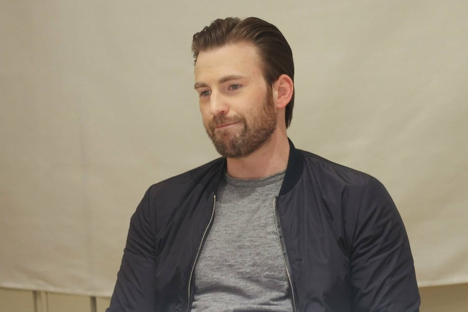 Marvel hero Chris Evans accidentally gave his fans a brief glimpse into his entire photo gallery, which included a very intimate snapshot.