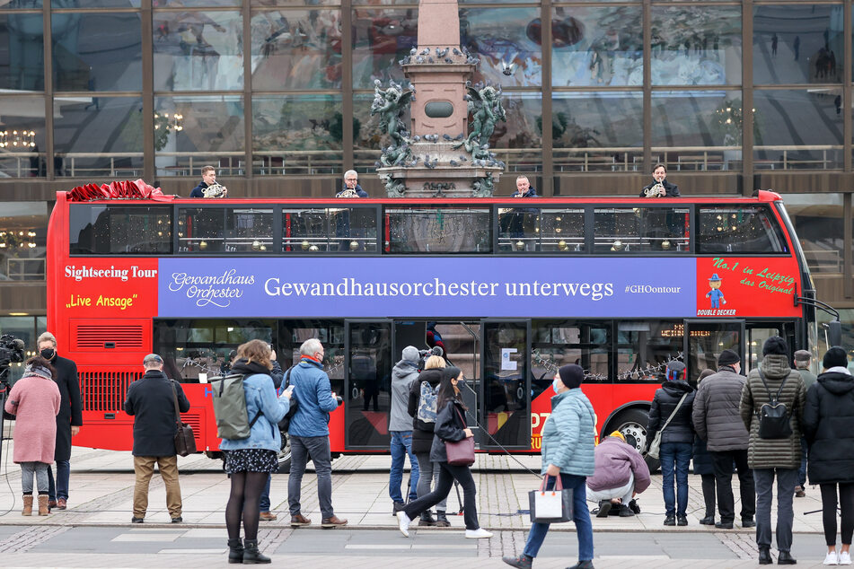 Für Weihnachtsstimmung trotz Corona sorgen Musiker des Leipziger Gewandhausorchesters von einem Bus aus.
