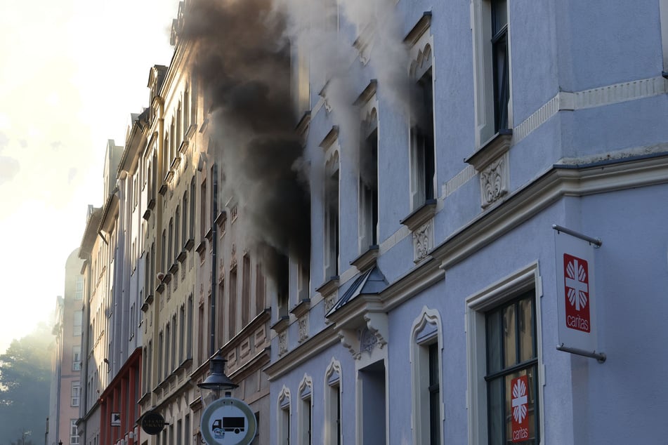 Dunkler Rauch zieht aus einer Wohnung im ersten Obergeschoss eines Mehrfamilienhauses. Bei dem Brand auf dem Sonnenberg wurden fünf Personen verletzt.