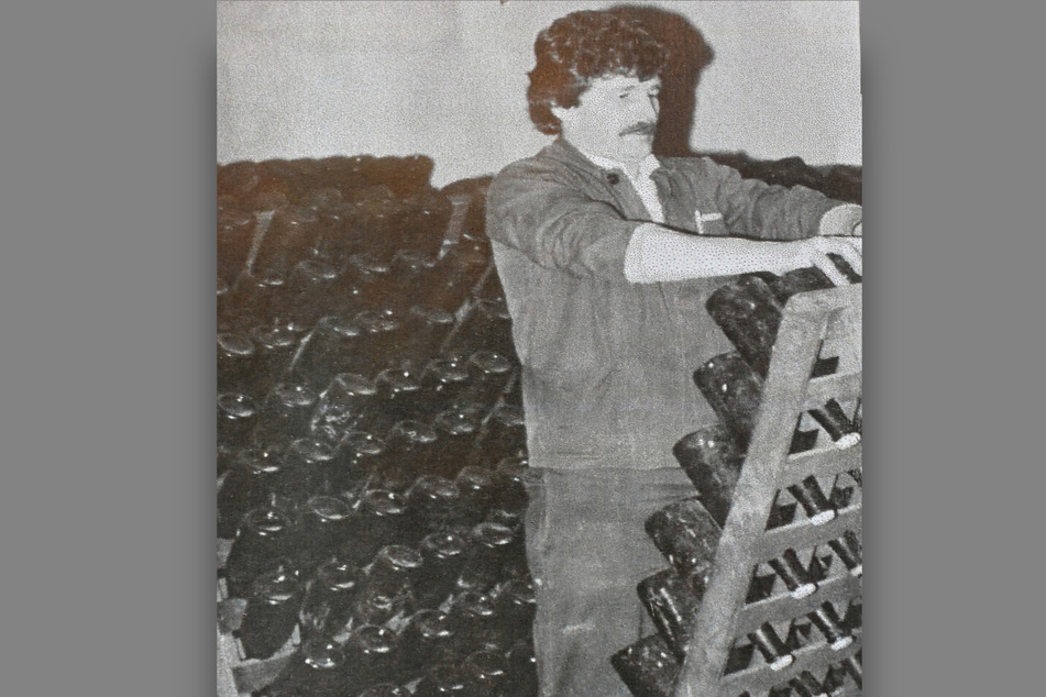 Bis heute Handarbeit: Konrad Scheerbaum - hier in den 1980er Jahren - dreht im Keller die Sektflaschen.