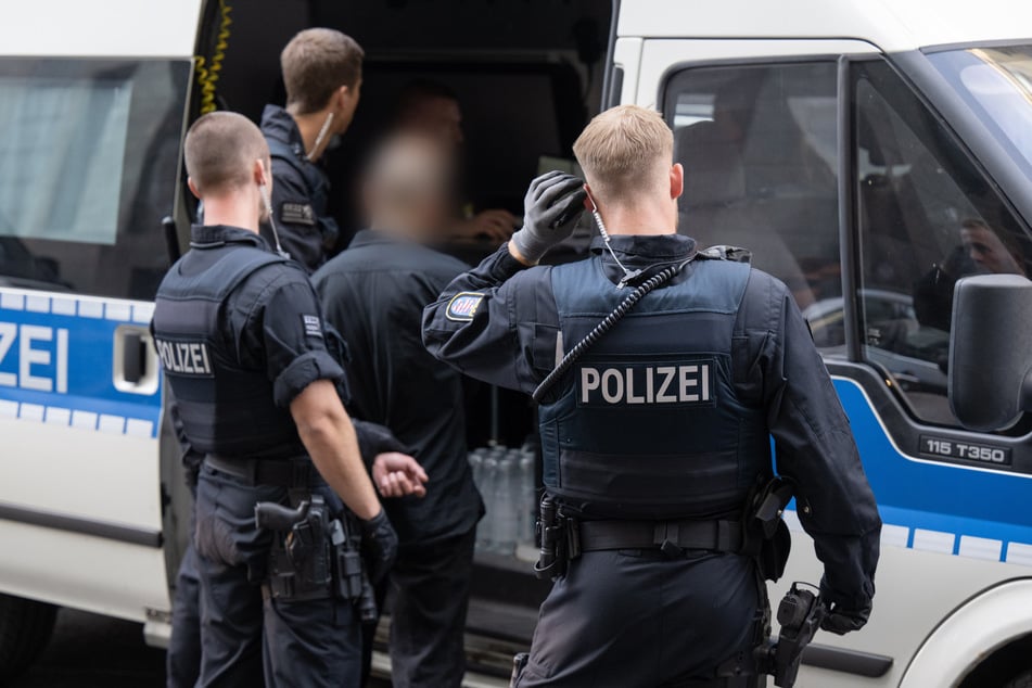 Insgesamt wurden vier Tatverdächtige am Dienstagmorgen festgenommen. (Symbolfoto)