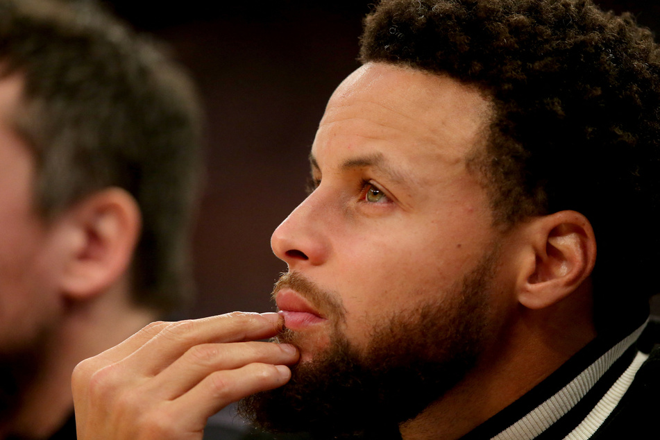 Steph Curry sat out the Warriors' loss to the Knicks as he recovers from a shoulder injury.