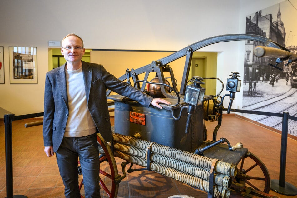 Museums-Chef Stefan Thiele (45) zeigt die "Abprotzspritze" aus dem Jahr 1893.
