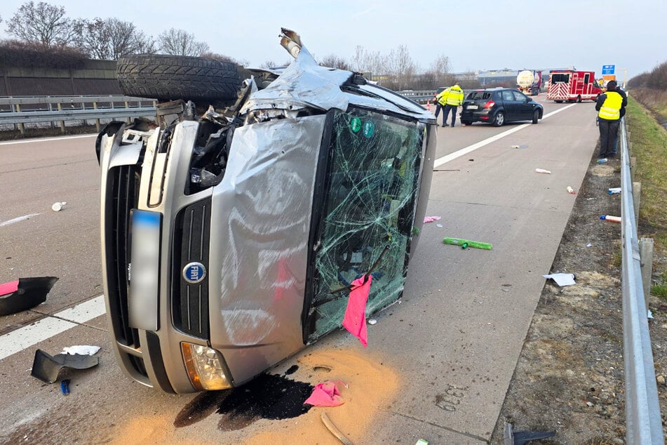 Schwer getroffen hat es einen Fiat-Fahrer, dessen Fahrzeug sich überschlagen hat.