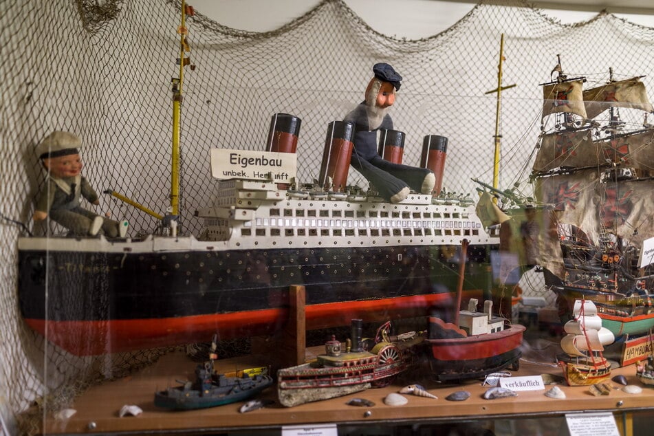 "Über 90 Prozent Spielzeug aus der DDR": Unter den Schiffsmodellen ist sogar eine Titanic aus Holz.