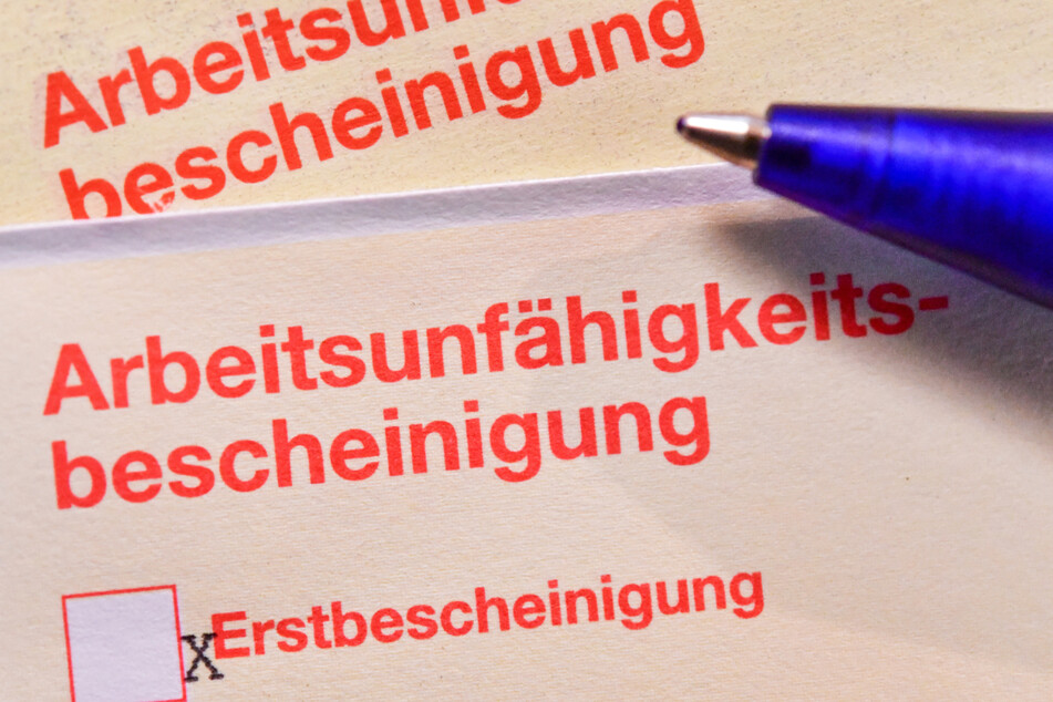 Eine Arbeitsunfähigkeitsbescheinigung liegt auf einem Tisch – der Krankenstand unter DAK-Versicherten war im im ersten Halbjahr 2021 auffallend niedrig.