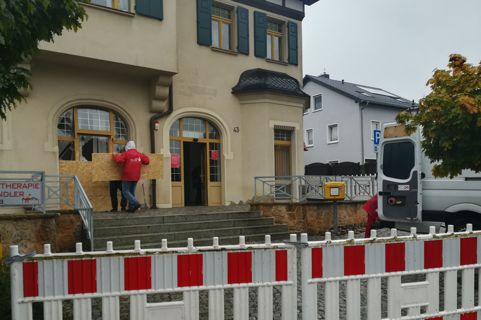 In dieser Sparkassen-Filiale im Limbacher Ortsteil Kändler knallte es in der Nacht auf Mittwoch. Unbekannte hatten einen Geldautomaten in die Luft gejagt.