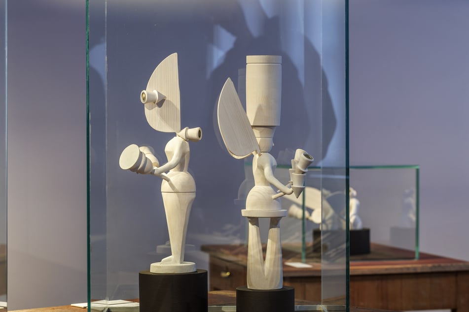 Die Objekte "Doppelter Espresso" (l.) und "Botschafterin des Lichtes" aus der Serie "Forever Together (Für immer zusammen") von André Tempel.