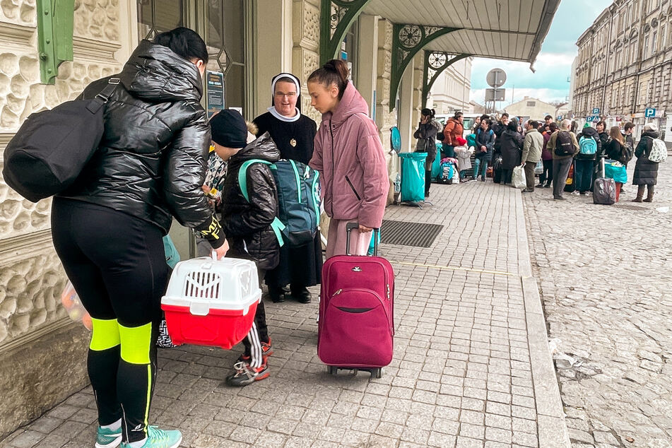 Ukrainische Flüchtlinge am Bahnhof Przemysl in Polen. Die UN rechnet mit sechs Millionen Bedürftigen.