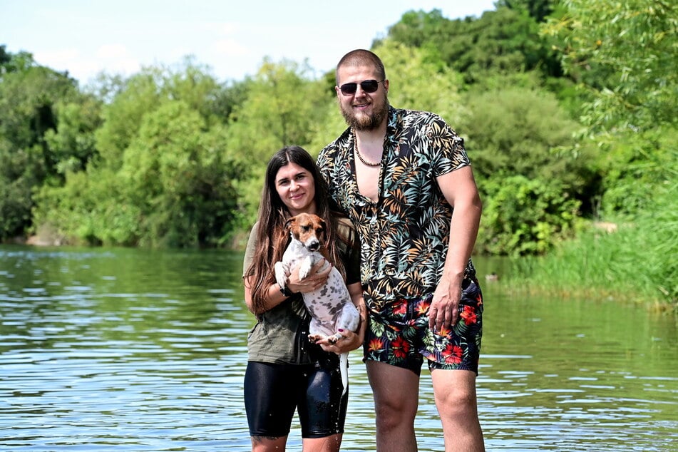 Bohdan (31), Inesa (26) und Hündin Cherry sind im Sommer oft an der Kiesgrube Leuben.