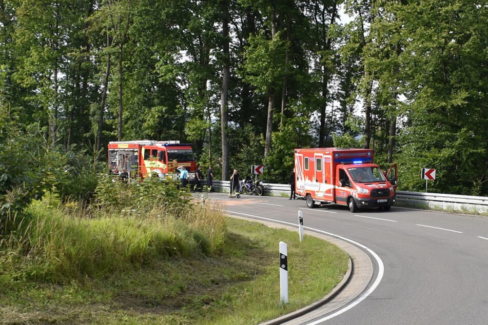 Feuerwehr und Rettungskräfte eilten dem Motorradfahrer zu Hilfe.