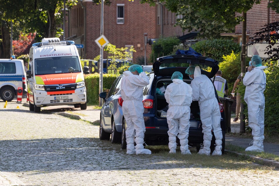 Einsatzkräfte der Spurensicherung waren am Montag vor Ort ...