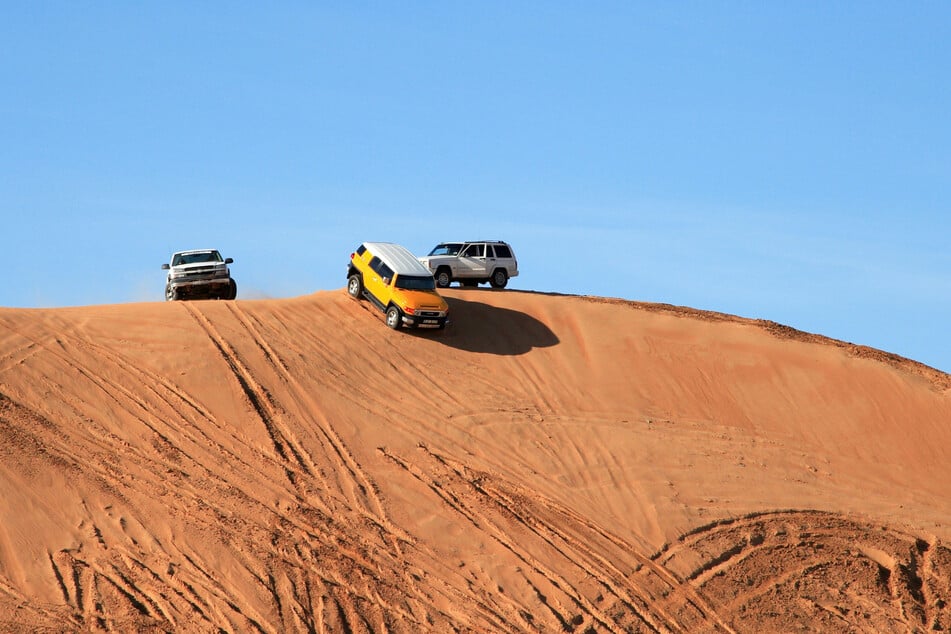 Mit dem Jeep kann man auf Abenteuer-Tour durch die Wüste gehen.