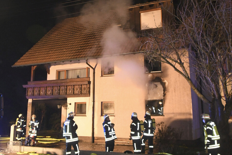 Wohnhaus brennt: 60-Jährige schwer verletzt