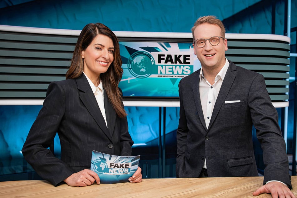 Wer "Fake News" schreit, soll sie auch bekommen: Linda Zervakis (49, l.) und Benni Stark (39) präsentieren ein neues Satire-Projekt mit KI-Unterstützung.