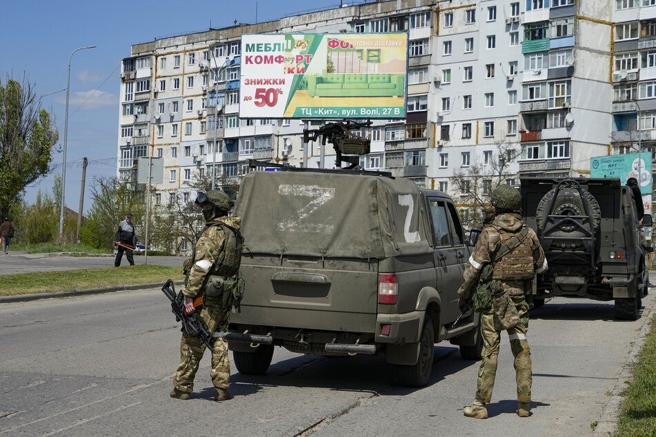 Russische Soldaten bewachen ein Gebiet in Berdjansk. Die Ukraine ist besorgt über eine mögliche Generalmobilmachung des russischen Militärs.