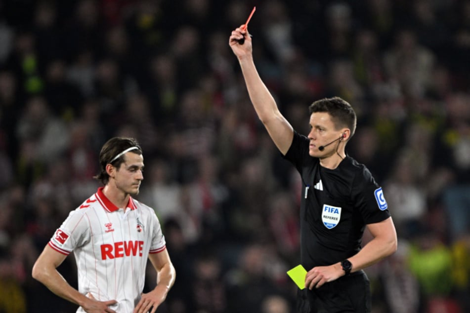 Schiedsrichter Daniel Siebert hatte am Samstagabend alle Hände voll zu tun.