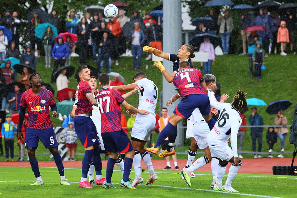 Udine-Keeper Marco Silvestri faustet einen hohen Ball aus der gefährlichen Zone.
