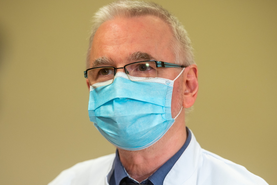 Thomas Grünewald (56), Leiter der Klinik für Infektions- und Tropenmedizin am Klinikum Chemnitz, warnt vor der Belastungsgrenze der Krankenhäuser. Er spricht sich für einen Knallhart-Lockdown aus.