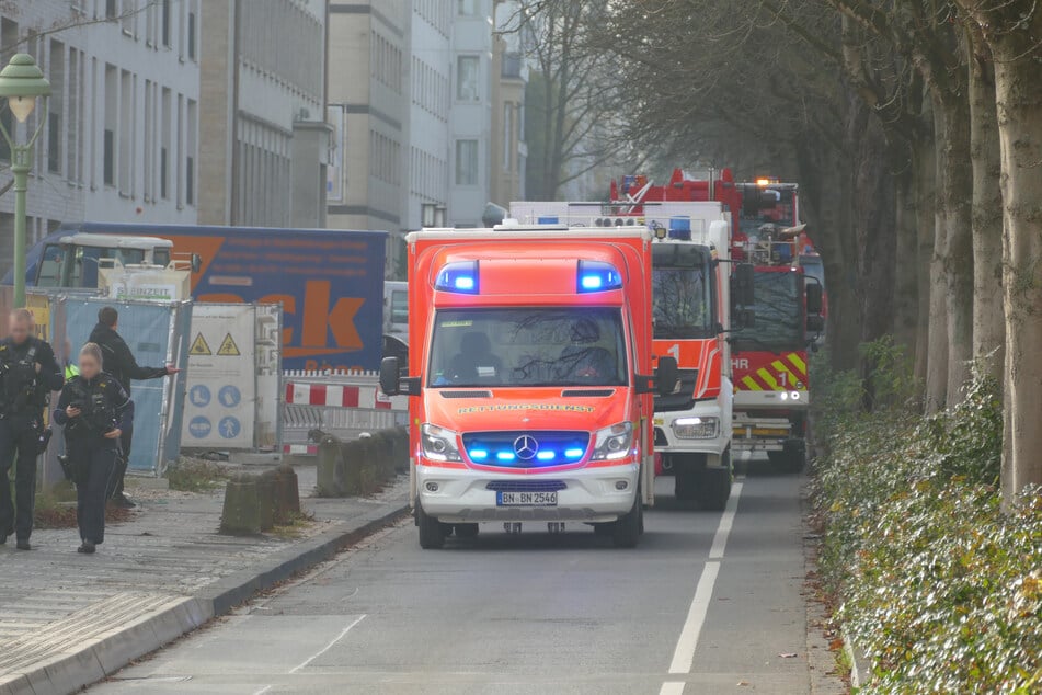 Rettungskräfte kümmerten sich um den Verunglückten, der mit einer Unterkühlung in ein Krankenhaus gebracht wurde.