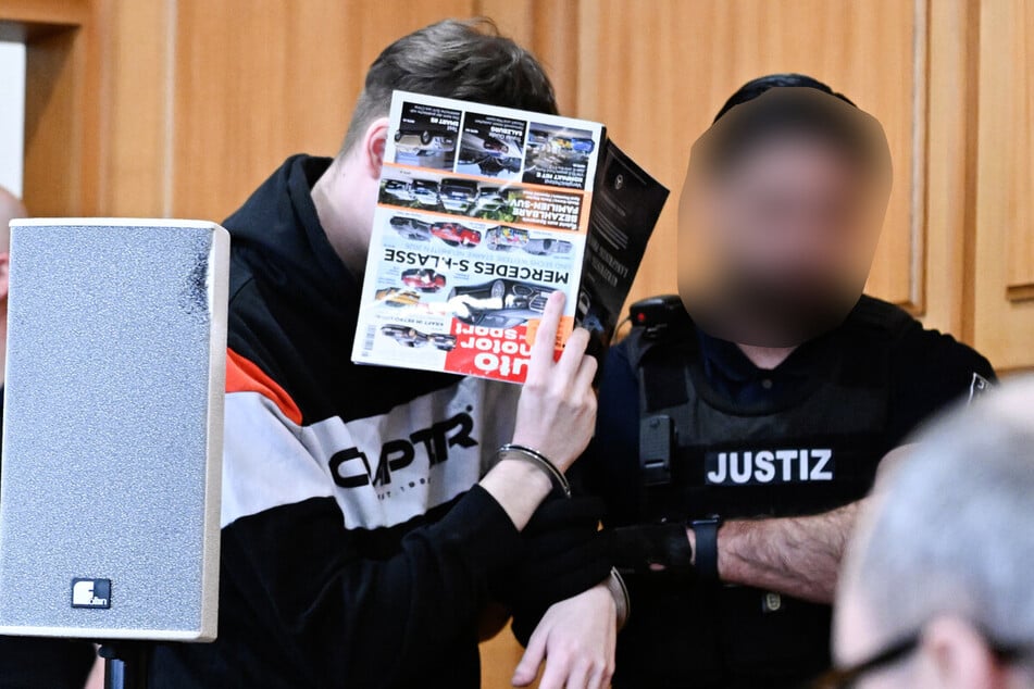 Der Angeklagte (18) versteckte sein Gesicht zum Prozessauftakt hinter einer Ausgabe des Magazins "Auto Motor und Sport".